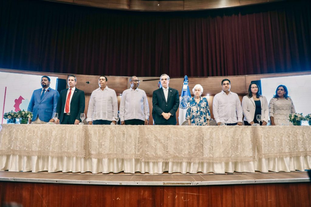 El presidente Luis Abinader encabezó el acto de conformación de las Comisiones de Integridad, una iniciativa orientada a fortalecer la transparencia, la ética pública y la rendición de cuentas en las instituciones del Estado.
