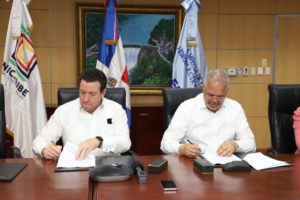 La Empresa de Generación Hidroeléctrica Dominicana (EGEHID) acordó un programa de becas con la Universidad del Caribe (UNICARIBE) para apoyar estudios relacionados con la municipalidad y la gestión local.