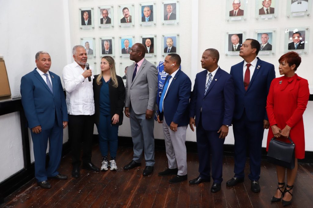 El Colegio Dominicano de Ingenieros, Arquitectos y Agrimensores (CODIA) reconoció al administrador de la Empresa de Generación Hidroeléctrica Dominicana (EGEHID) con la distinción de “Codiano del Año”, en honor a su trayectoria profesional y aportes al desarrollo del sector ingeniería y energía en el país.