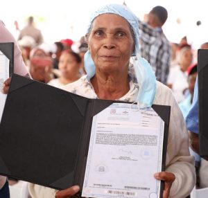 El presidente Luis Abinader encabezó la entrega de títulos de propiedad a parceleros de Vallejuelo, otorgando seguridad jurídica sobre sus terrenos.