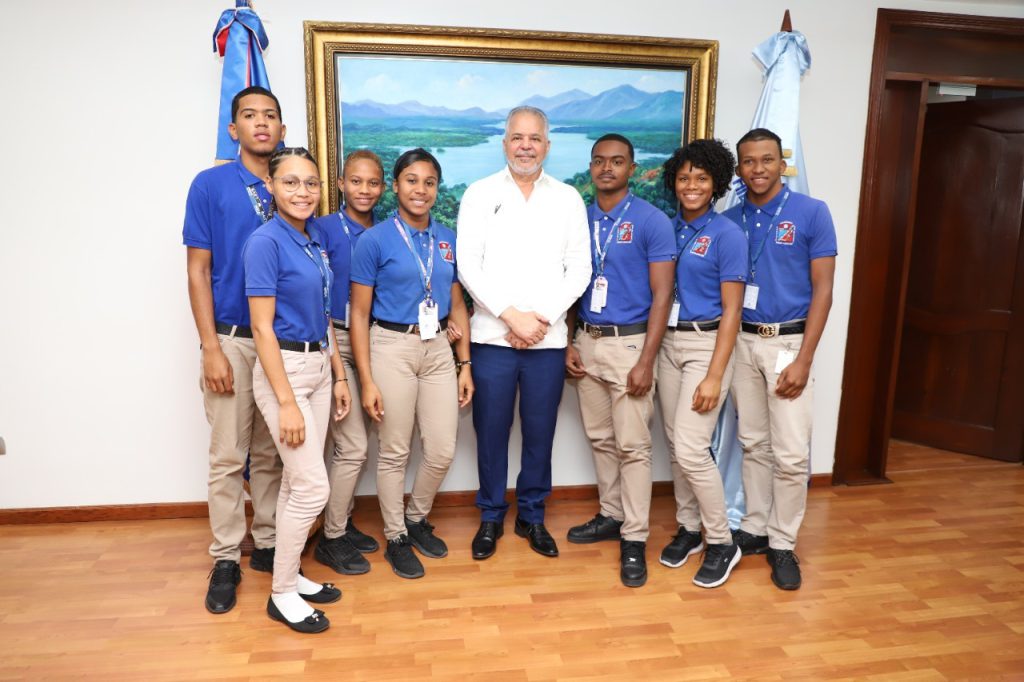 El ingeniero salazar junto a estudiantes de pasantía en electricidad