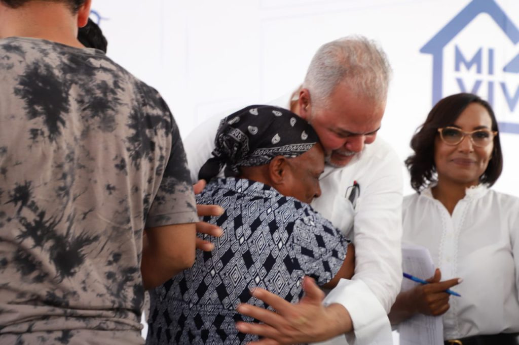 Familias reciben nuevas viviendas tras reasentamiento por la presa Boca de los Ríos