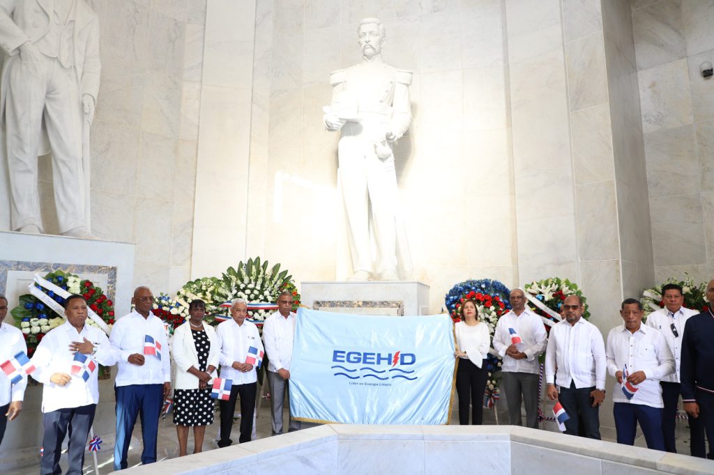 Representantes de EGEHID depositando ofrenda floral en honor a los libertadores