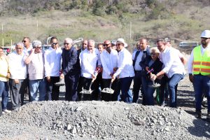 Administrador de EGEHID encabeza inicio de construcción de Universidad Isa en San Juan