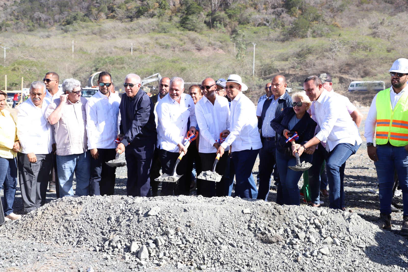 Administrador de EGEHID encabeza inicio de construcción de Universidad Isa en San Juan