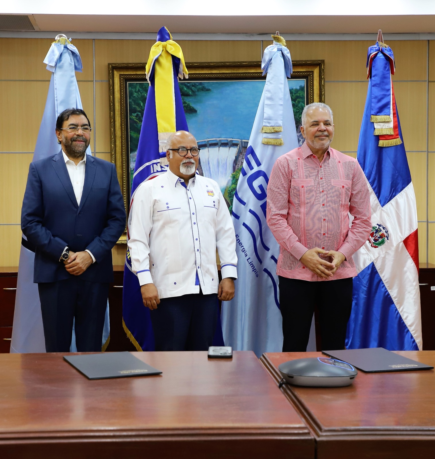 El ingeniero salazar junto a miembros de INDRHI y Loyola