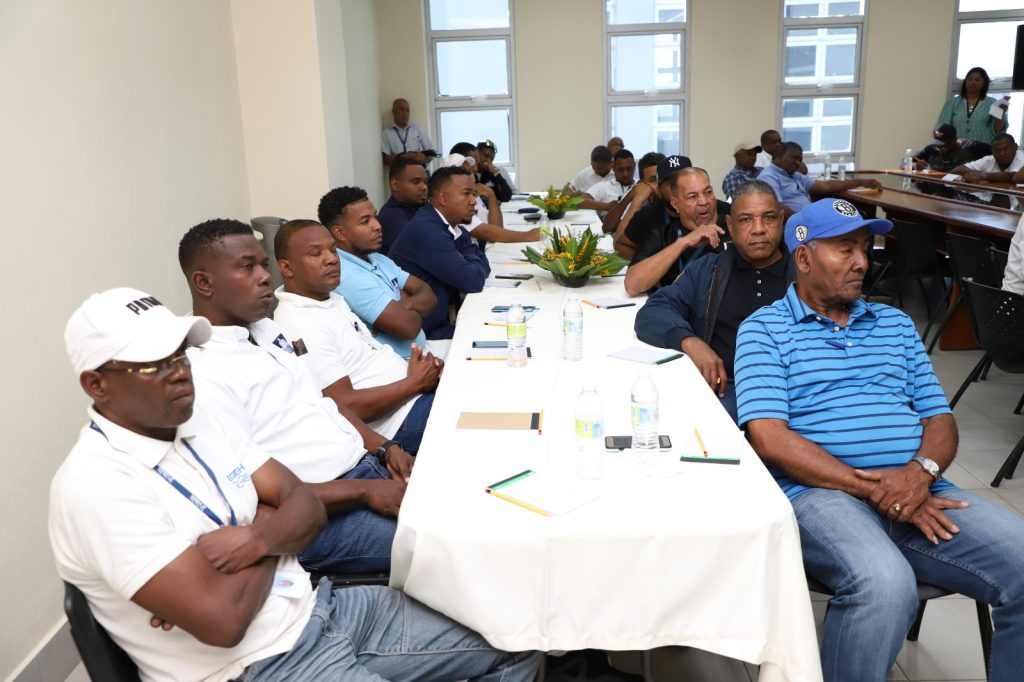 El Instituto Nacional de Tránsito y Transporte Terrestre (Intrant) inició un curso de formación profesional dirigido a conductores de la Empresa de Generación Hidroeléctrica Dominicana (EGEHID), con el objetivo de fortalecer sus competencias en seguridad vial y conducción responsable.