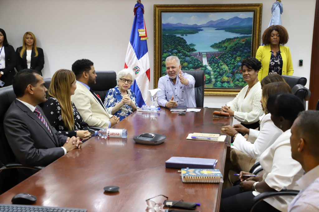 El administrador de la Empresa de Generación Hidroeléctrica Dominicana (EGEHID) recibió la visita de cortesía de la doctora Milagros Ortiz Bosch, en un encuentro marcado por el diálogo institucional y el intercambio de ideas.