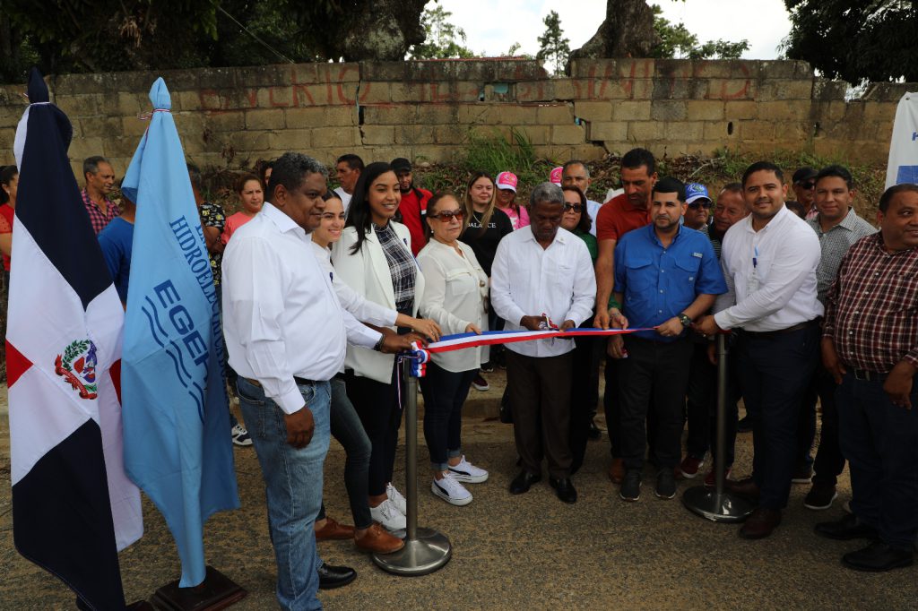 La Empresa de Generación Hidroeléctrica Dominicana (EGEHID) entregó aceras y contenes al distrito municipal de La Placetas, como parte de su programa de apoyo a la infraestructura comunitaria.