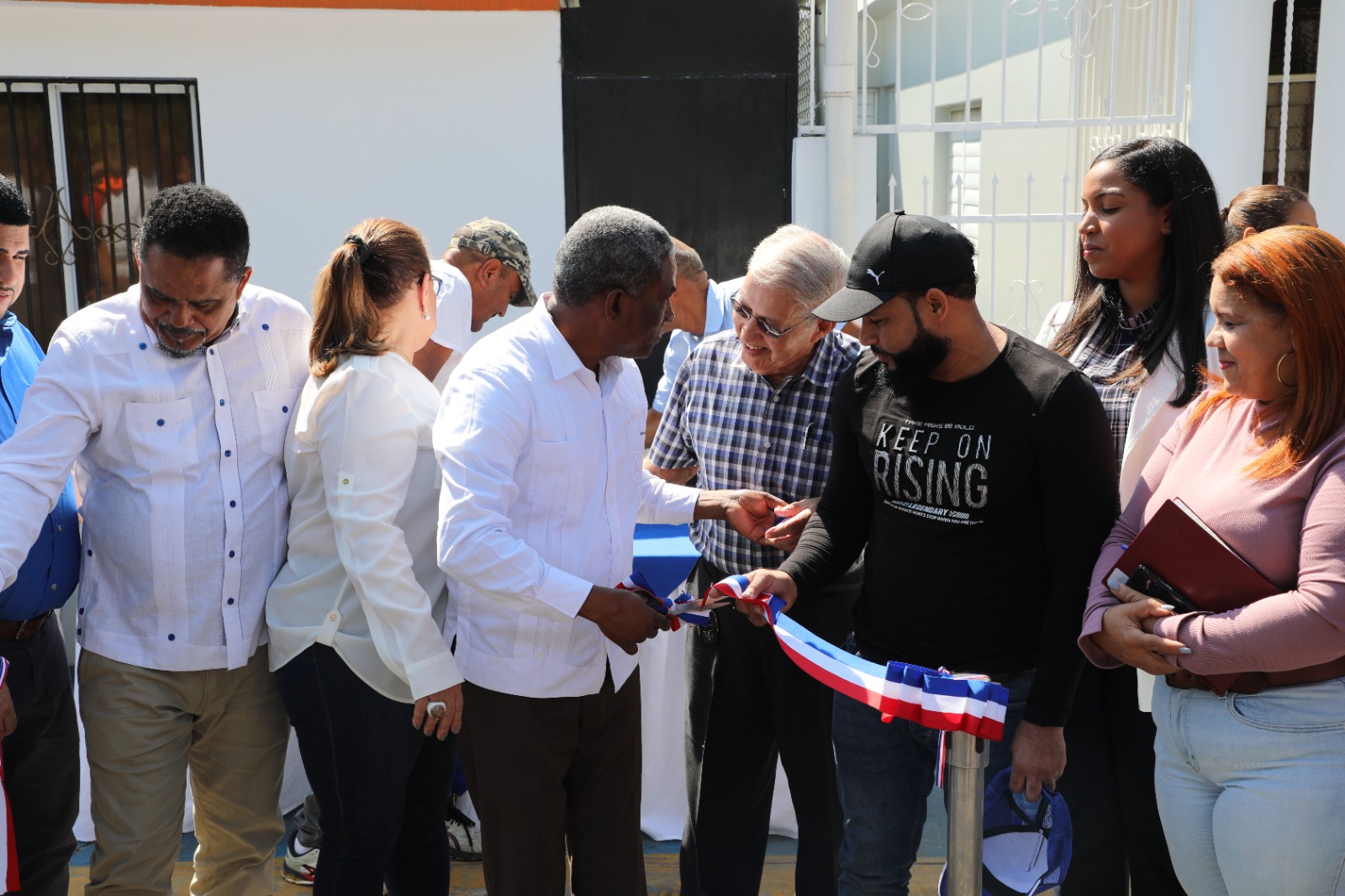 La Empresa de Generación Hidroeléctrica Dominicana (EGEHID) entregó diversas obras sociales en el municipio de Sabana Iglesia, como parte de su compromiso con el desarrollo comunitario.