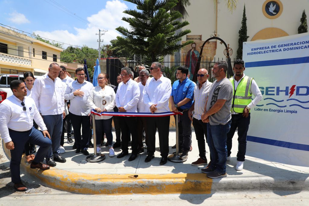 La Empresa de Generación Hidroeléctrica Dominicana (EGEHID) entregó aceras y contenes al municipio de Jánico, como parte de sus acciones de fortalecimiento de la infraestructura urbana.