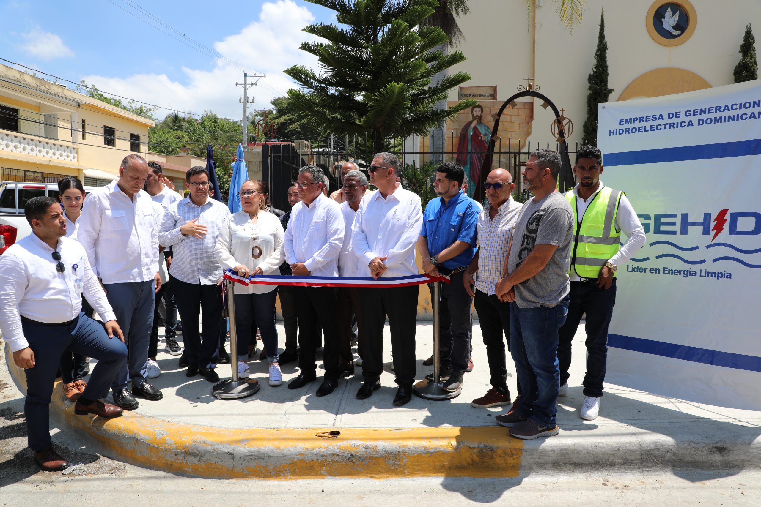 La Empresa de Generación Hidroeléctrica Dominicana (EGEHID) entregó aceras y contenes al municipio de Jánico, como parte de sus acciones de fortalecimiento de la infraestructura urbana.