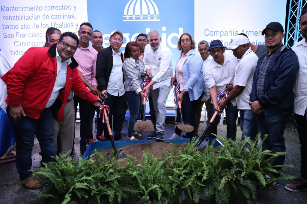 El ingeniero Salazar y miembros de la administración inician la rehabilitación de caminos vecinales en Cambita y Los Cacaos.