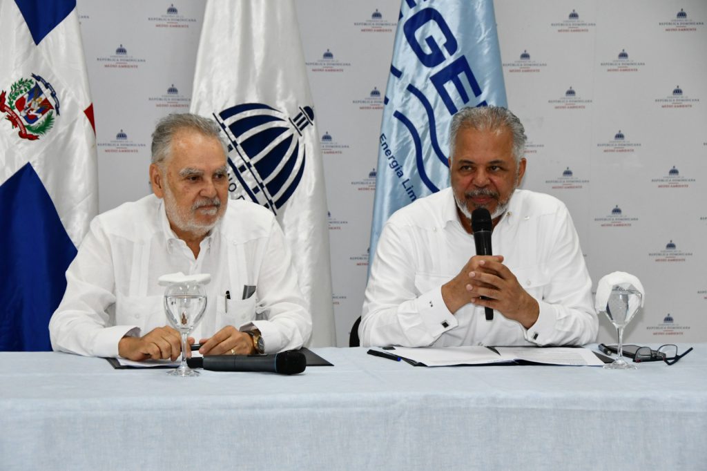 La Empresa de Generación Hidroeléctrica Dominicana (EGEHID) entregó una flotilla de vehículos al Ministerio de Medio Ambiente y Recursos Naturales por un valor de RD$55.9 millones, con el objetivo de fortalecer las labores de supervisión, protección y conservación ambiental, la entrega permitirá mejorar la capacidad operativa del ministerio en distintas regiones del país, apoyando las acciones de vigilancia de áreas protegidas y la gestión sostenible de los recursos naturales.