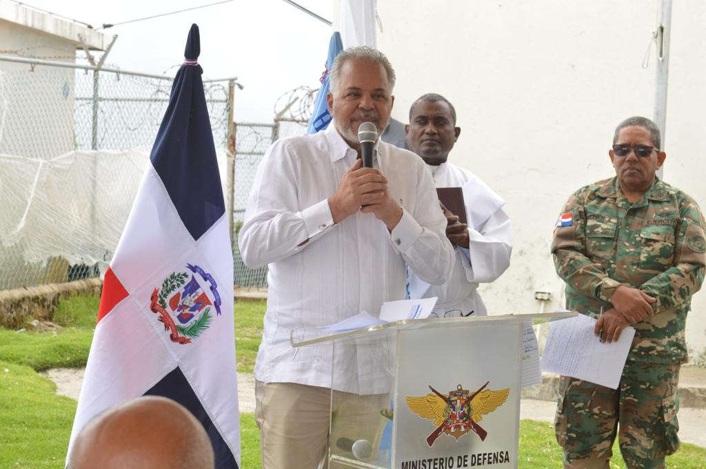 El ingeniero Salazar supervisa la construcción del cuartel en la zona militar de Alto Bandera, Constanza.