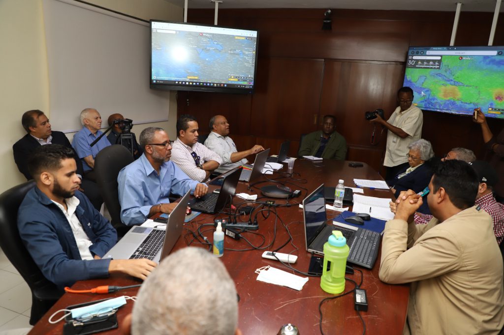 Miembros de la administración e integrantes de la prensa se reúnen en EGEHID para dar seguimiento al paso de la tormenta.