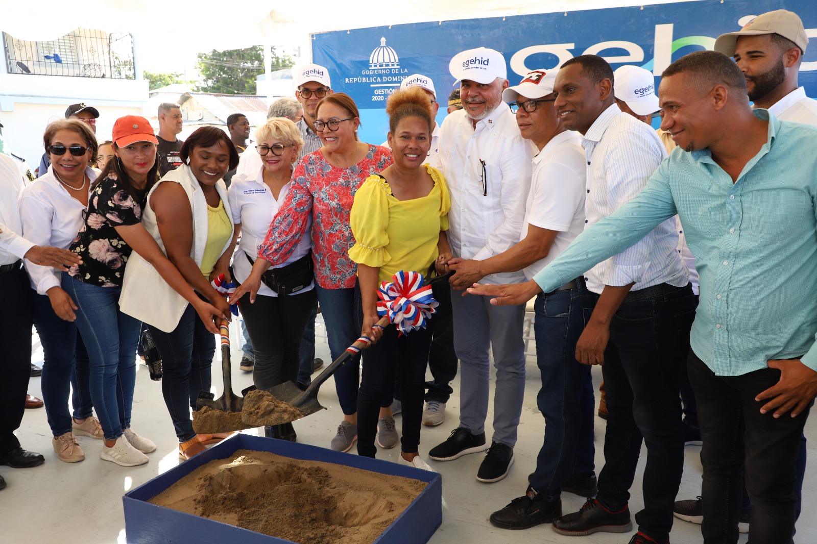 El ingeniero Salazar y demás miembros de la empresa colocan la primera piedra para iniciar la construcción de la verja perimetral del Bulevar Tenguerengue en San Juan.