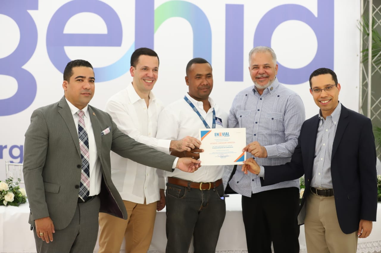 El ingeniero Salazar, junto a demás miembros, reconoce a un conductor como miembro destacado e importante para la empresa.