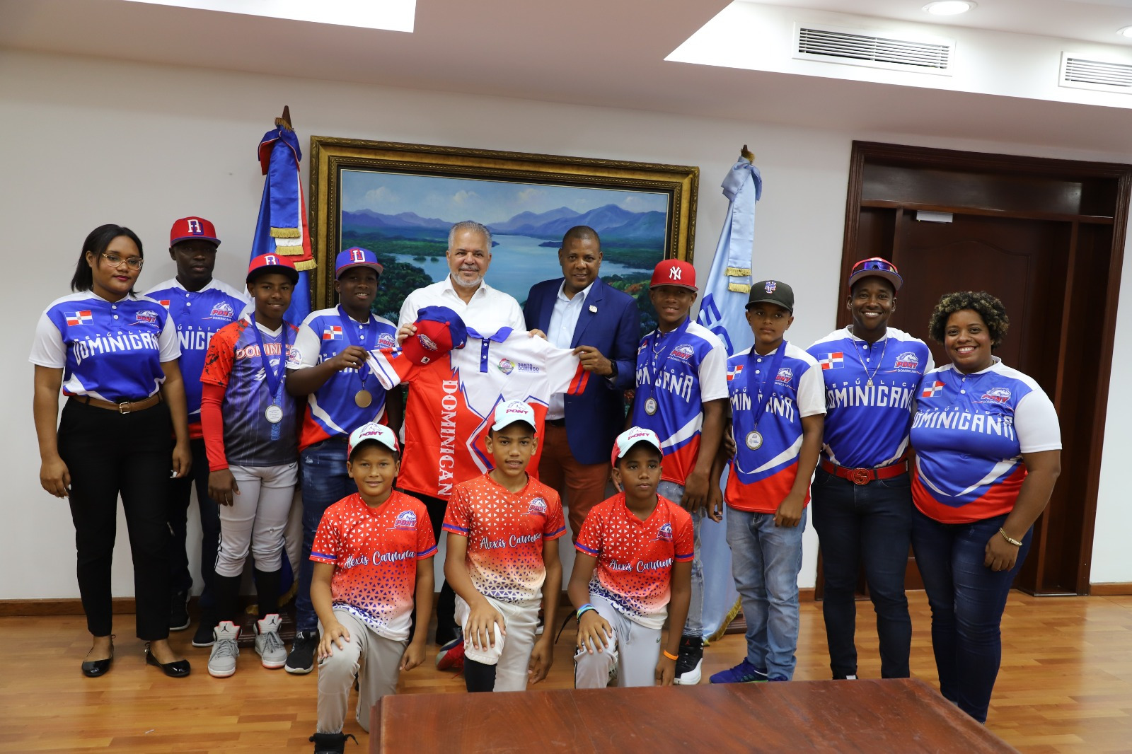 El ingeniero salaza,r junto a equipo, deportivo de beisbol.