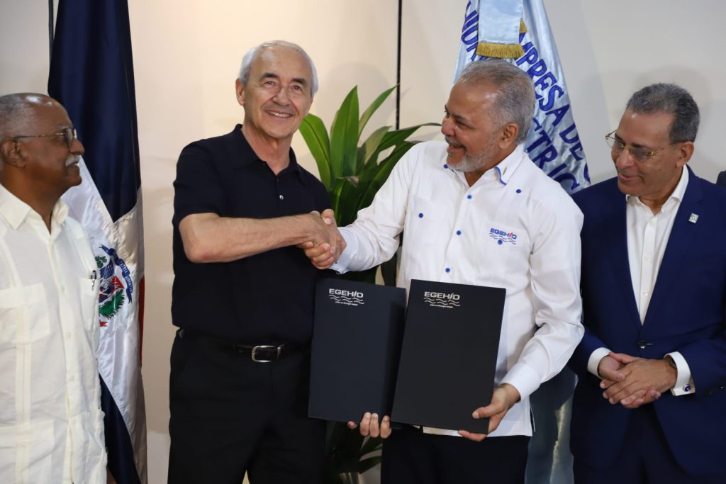 El ingeniero Salazar, junto a miembros de la Fundación Metrópoli para la Innovación y Diseño del Territorio, firmó un acuerdo de colaboración.