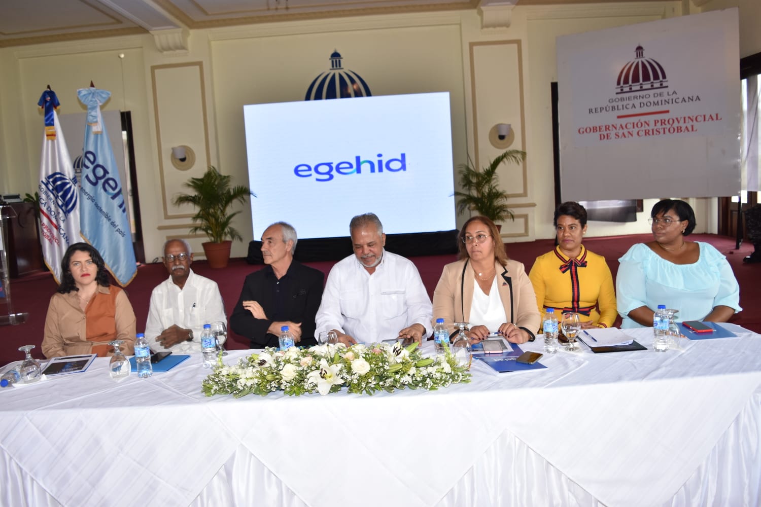 El ingeniero Salazar, junto a miembros de la administración, realiza el primer foro sobre ecodesarrollo de la cuenca del río Nizao.