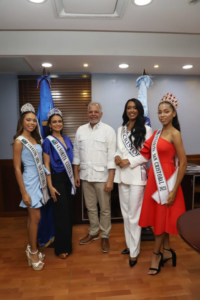 El ingeniero Salazar, junto a las reinas de San Cristóbal, participa en su recibimiento en la empresa EGEHID.