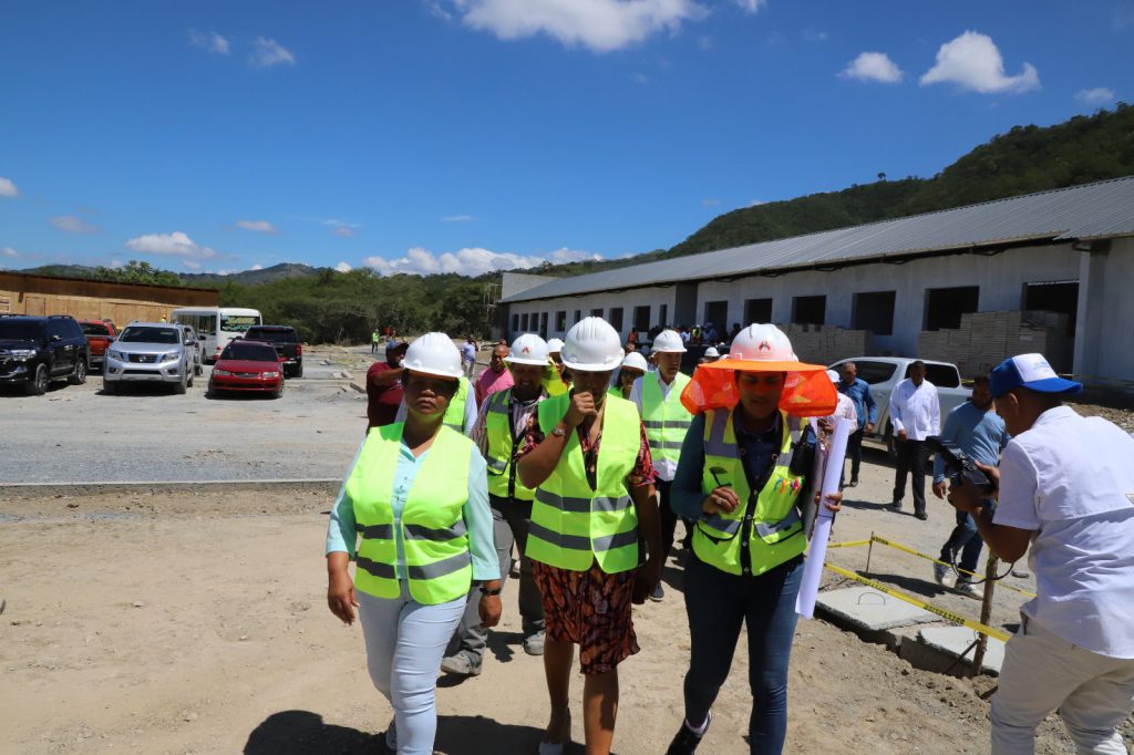 Varios ingenieros supervisan el Recinto de la Universidad ISA que construye EGEHID en Bohechío, el cual presenta un 90 % de avance.