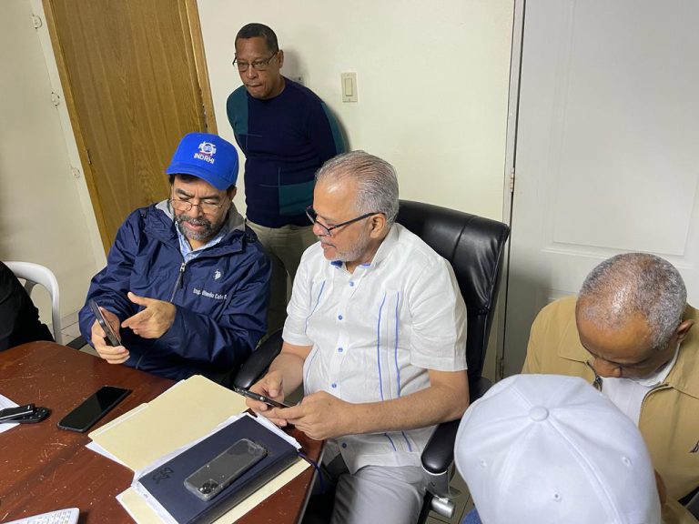 El ingeniero Salazar sostiene una breve reunión con el COPRE, que se mantiene en sesión permanente y monitorea las presas y sus entornos.