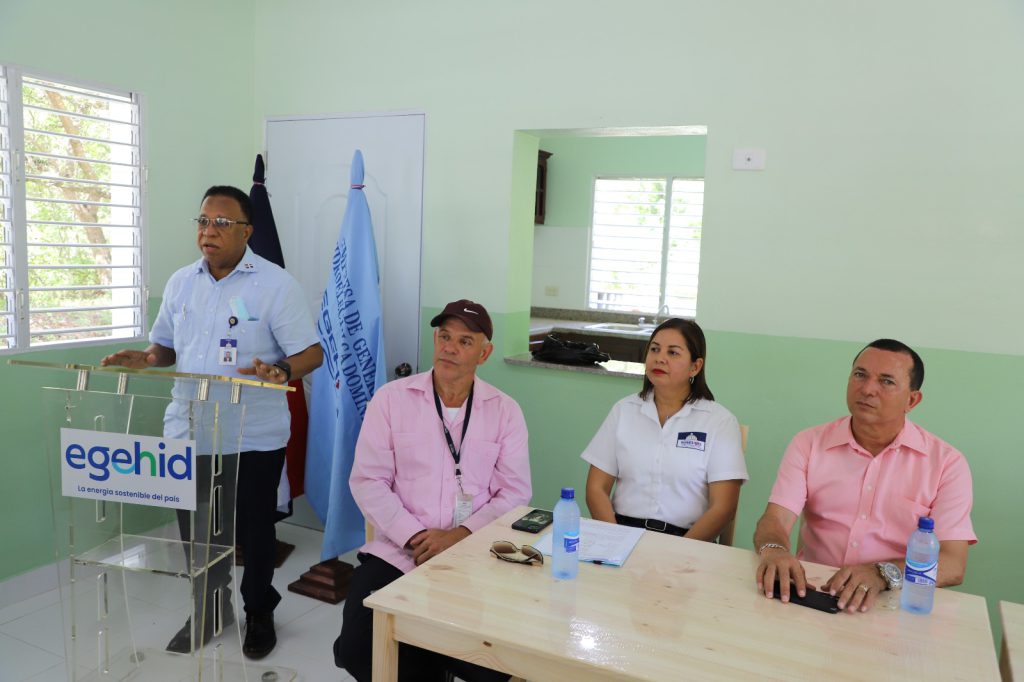 Miembro de la administración sostiene una breve reunión con demás miembros de la empresa para la inauguración de la cocina y comedor de la central de Aguacate.
