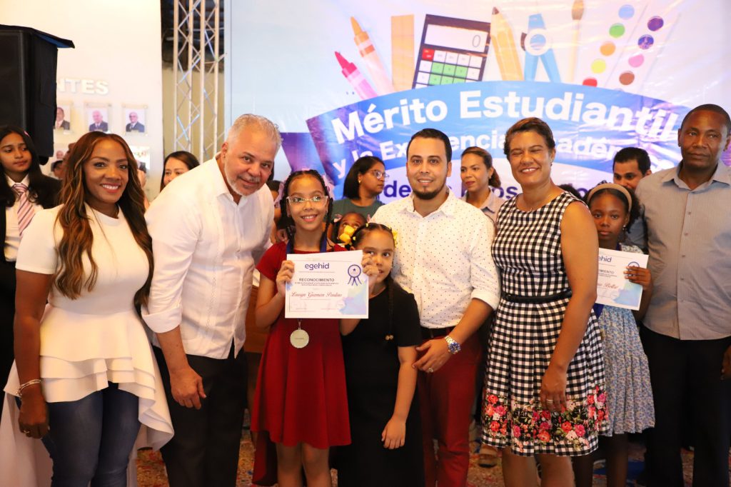 El ingeniero Salazar, junto a miembros de la institución, reconoce el mérito estudiantil infantil.