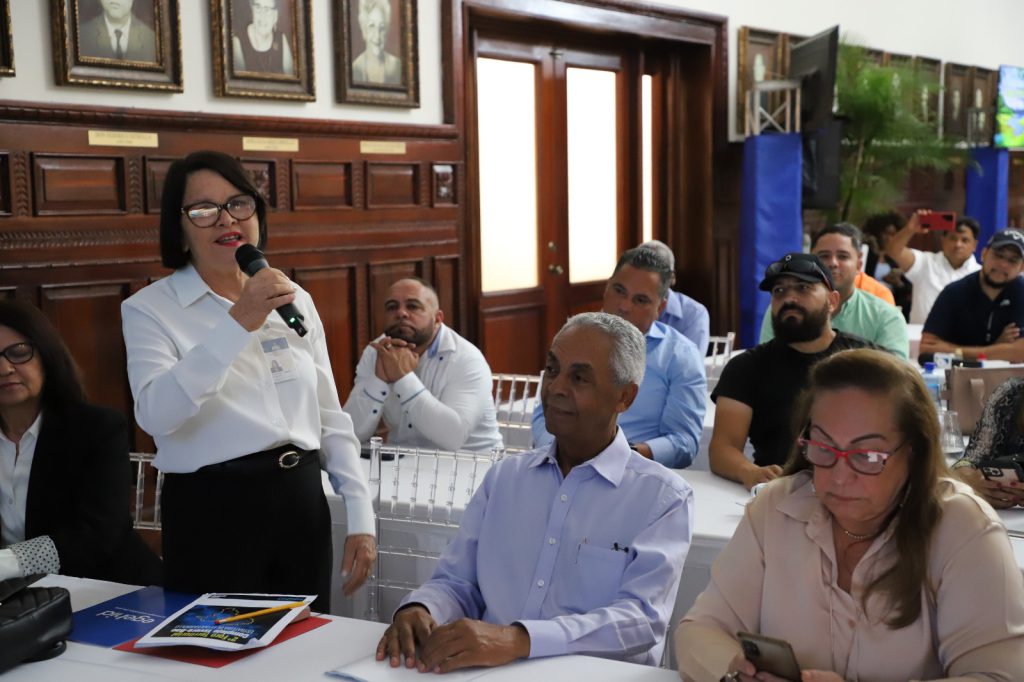 Participantes reunidos en un foro de discusión