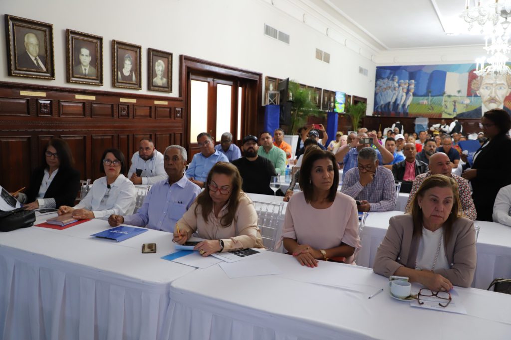 Participantes reunidos en un foro de discusión