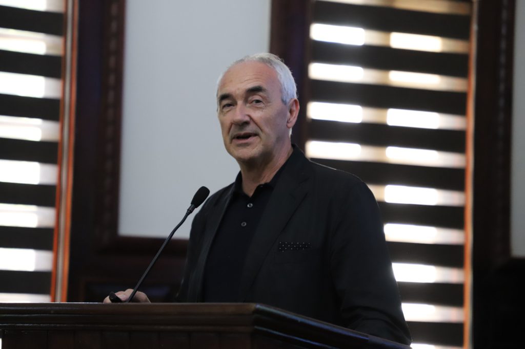 Participantes reunidos en un foro de discusión