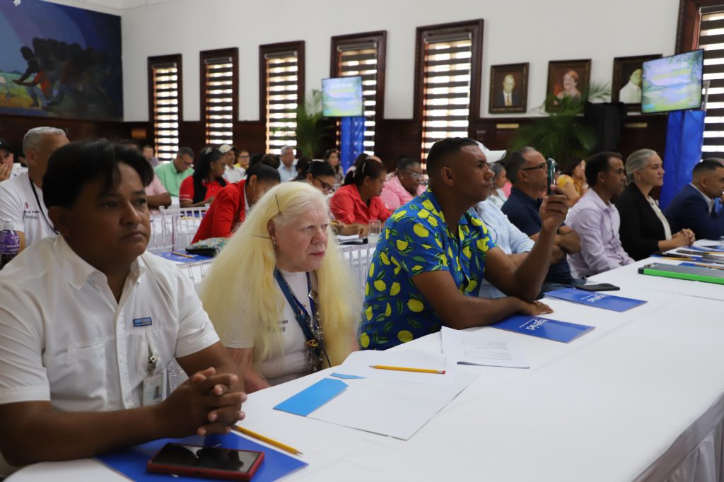Participantes reunidos en un foro de discusión
