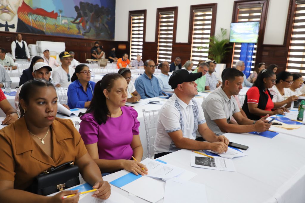 Participantes reunidos en un foro de discusión