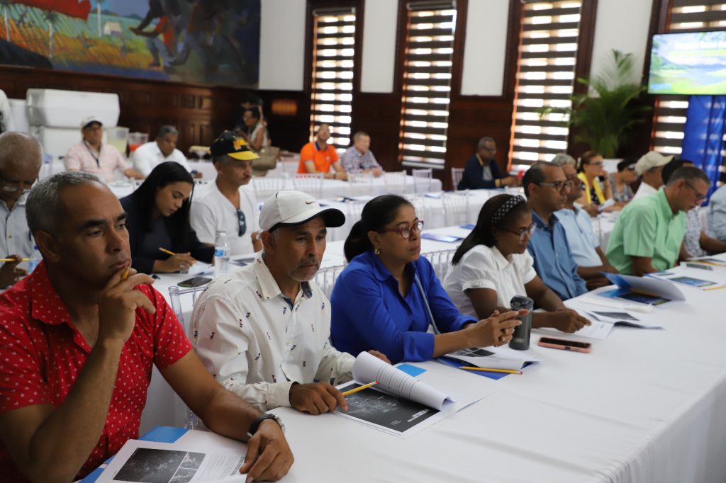 Participantes reunidos en un foro de discusión