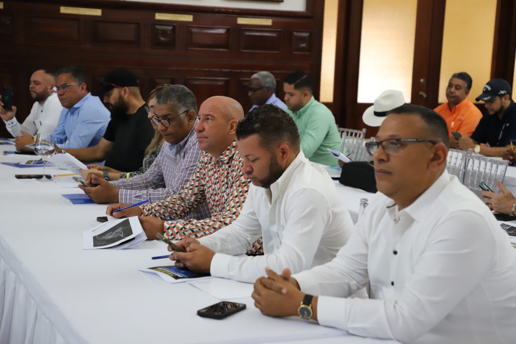 Participantes reunidos en un foro de discusión