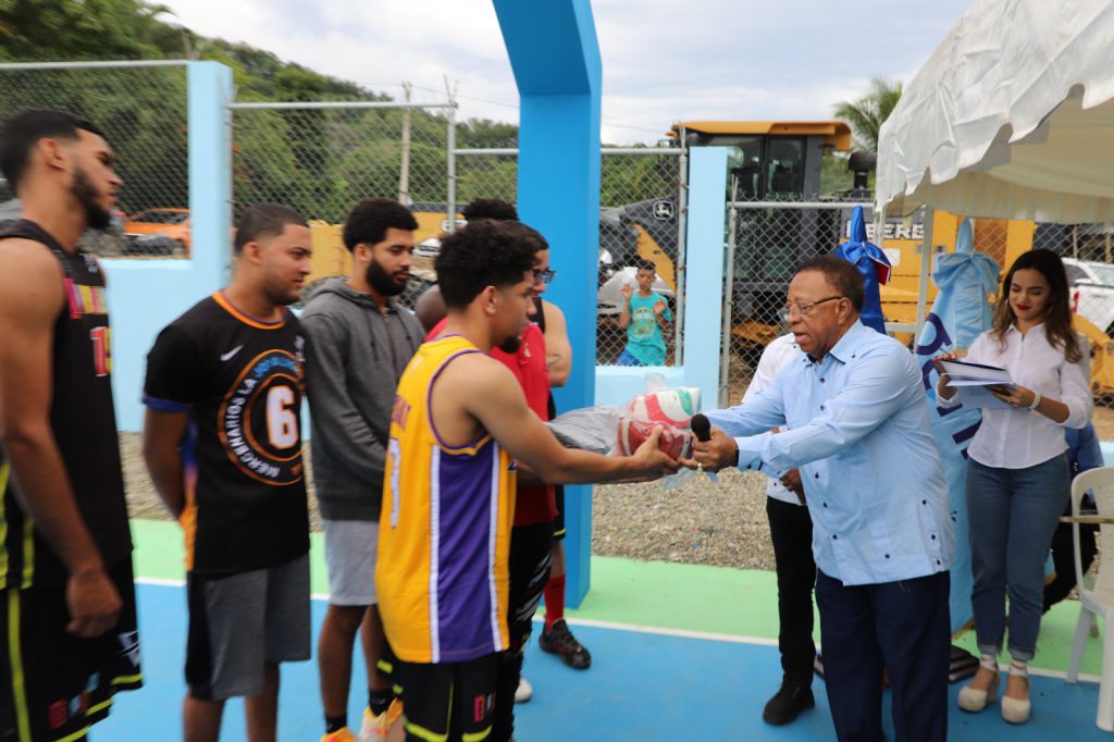 Miembro de la administración hace entrega de cancha deportiva en Sabana Iglesia.