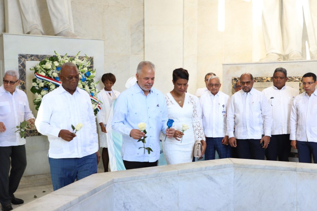 El administrador y miembros de la empresa celebran el XVI aniversario y reafirman su compromiso con la energía sostenible.