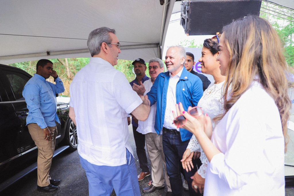 El presidente Luis Abinader inauguró una nueva carretera que conecta comunidades de Monción con zonas de Santiago en la provincia Santiago Rodríguez, una obra vial construida con fondos de la Empresa de Generación Hidroeléctrica Dominicana (EGEHID) para mejorar la movilidad, el acceso y el desarrollo local.