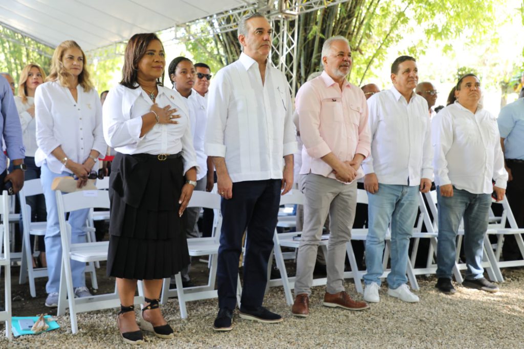 El Luis Abinader dejó **iniciados los trabajos de reconstrucción de la obra de toma del acueducto de Bonao, una infraestructura clave sobre el río Yuna que permite captar y derivar el agua para consumo de varias comunidades de la zona.