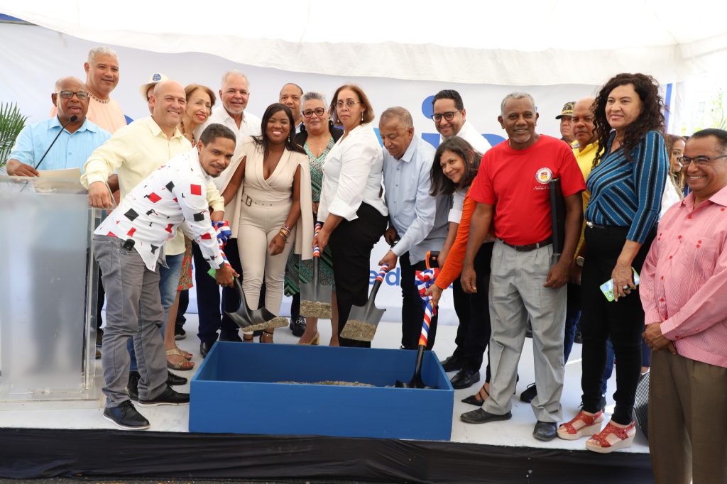 El ingeniero salazar junto a de mas miembros de la empresa en apertura de obra.
