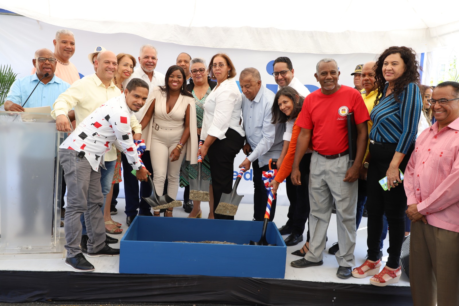 El ingeniero salazar junto a de mas miembros de la empresa en apertura de obra.