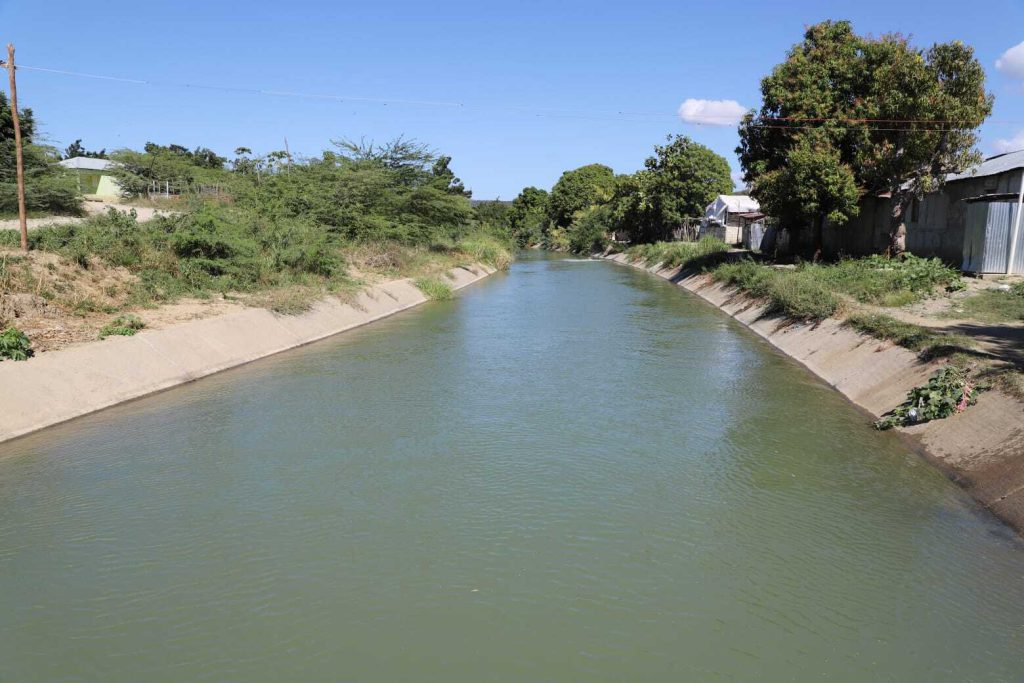 El Gobierno dominicano, a través del Instituto Nacional de Recursos Hidráulicos (INDRHI) y con participación de la Empresa de Generación Hidroeléctrica Dominicana (EGEHID), inició la rehabilitación del canal de riego Ysura, una importante obra hídrica en la provincia de Azua con una inversión de unos RD$ 481 millones.