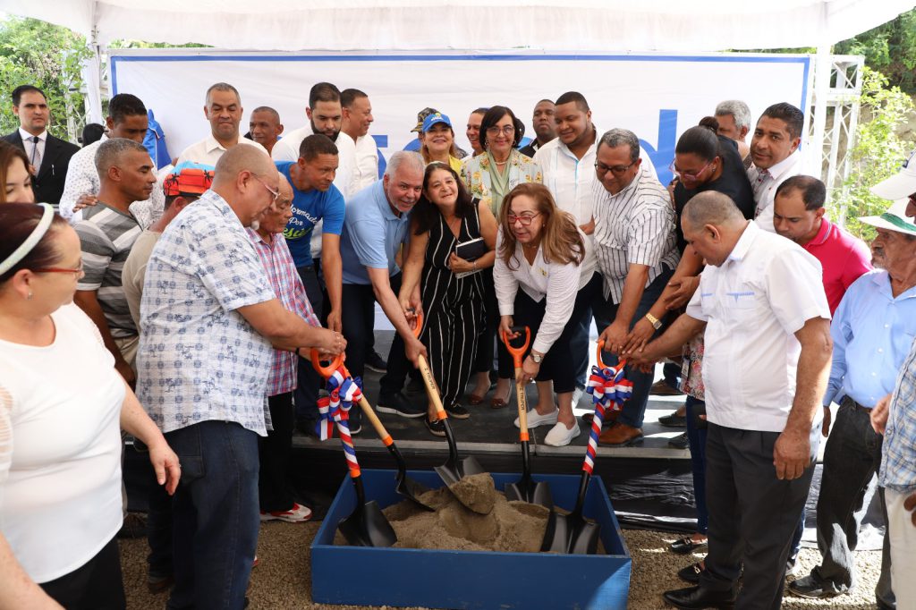 Autoridades sostienen reunión de trabajo en Santiago de los Caballeros.