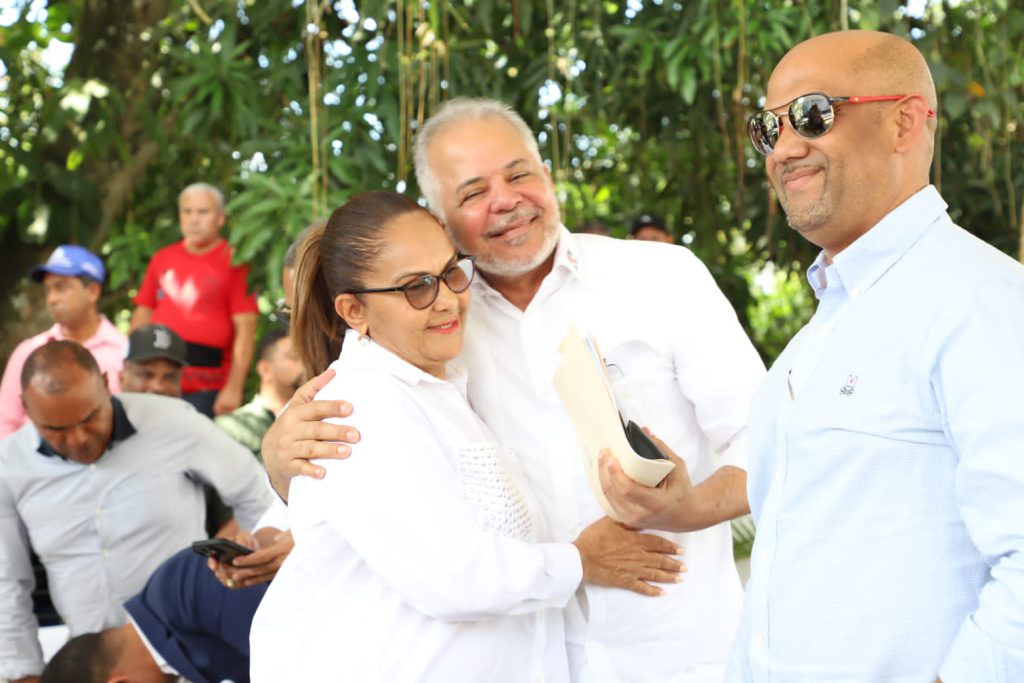 La Empresa de Generación Hidroeléctrica Dominicana (EGEHID) inició la construcción de un muro de contención en el río Yuna, en el municipio de Arenoso, con el objetivo de proteger esa zona de posibles inundaciones y brindar mayor seguridad a las comunidades cercanas.