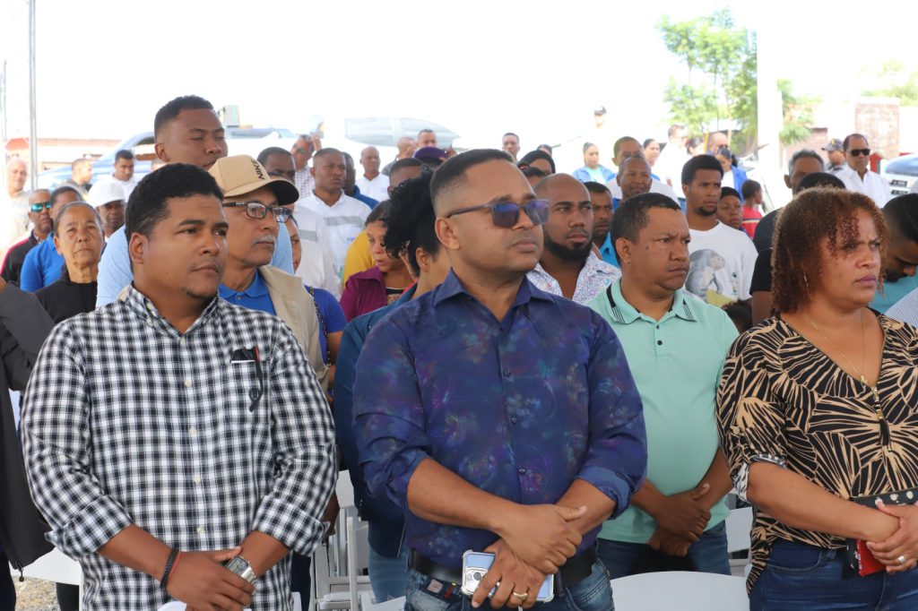 La Empresa de Generación Hidroeléctrica Dominicana (EGEHID) inició los trabajos de rehabilitación de la carretera que comunica los municipios de Bohechío y Villa Palomino, una vía vecinal de aproximadamente 13 km que se encontraba en mal estado.