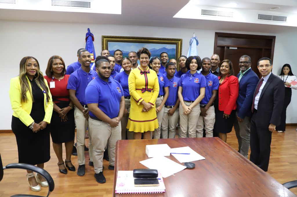 La Empresa de Generación Hidroeléctrica Dominicana (EGEHID) recibió por tercer año consecutivo a estudiantes que realizarán su programa de pasantía en la Central Hidroeléctrica de Valdesia, como parte de su compromiso con la formación técnica y el desarrollo profesional de jóvenes dominicanos.