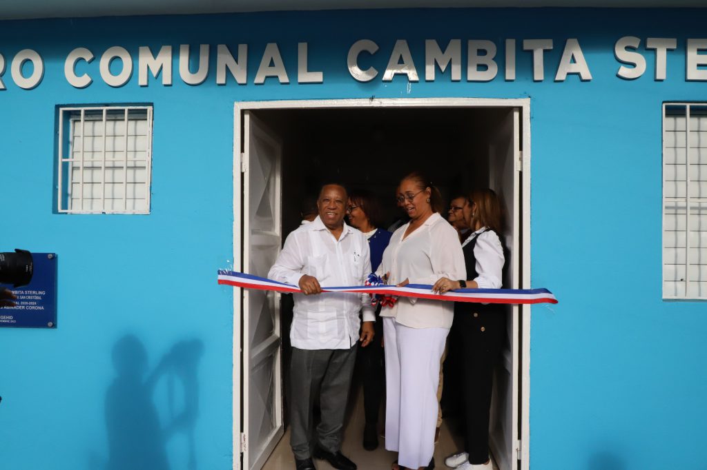 La Empresa de Generación Hidroeléctrica Dominicana (EGEHID) entregó remozado el centro comunal de Cambita Sterling, brindando a la comunidad un espacio renovado y adecuado para reuniones, actividades sociales y encuentros comunitarios.