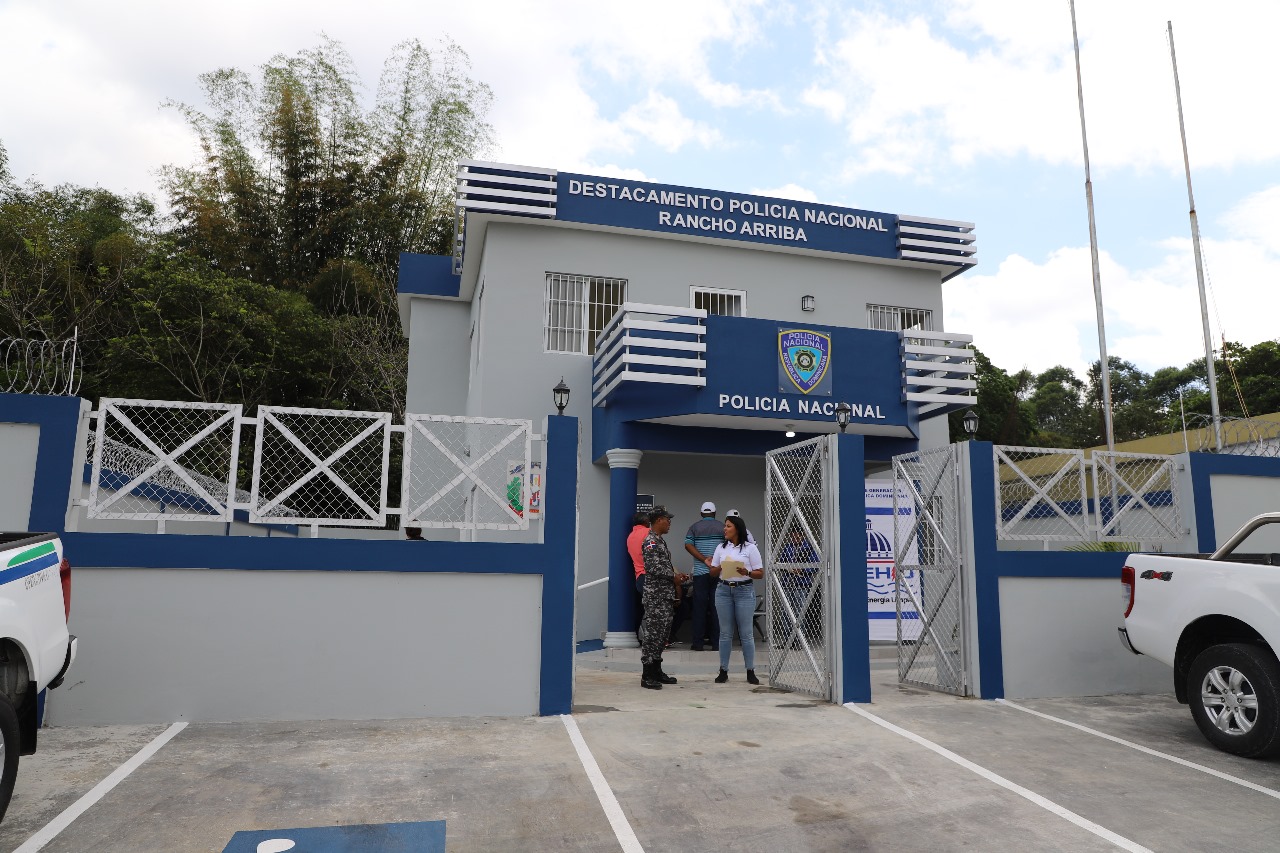 EGEHID entrega cuartel policial en Rancho Arriba en San José de Ocoa